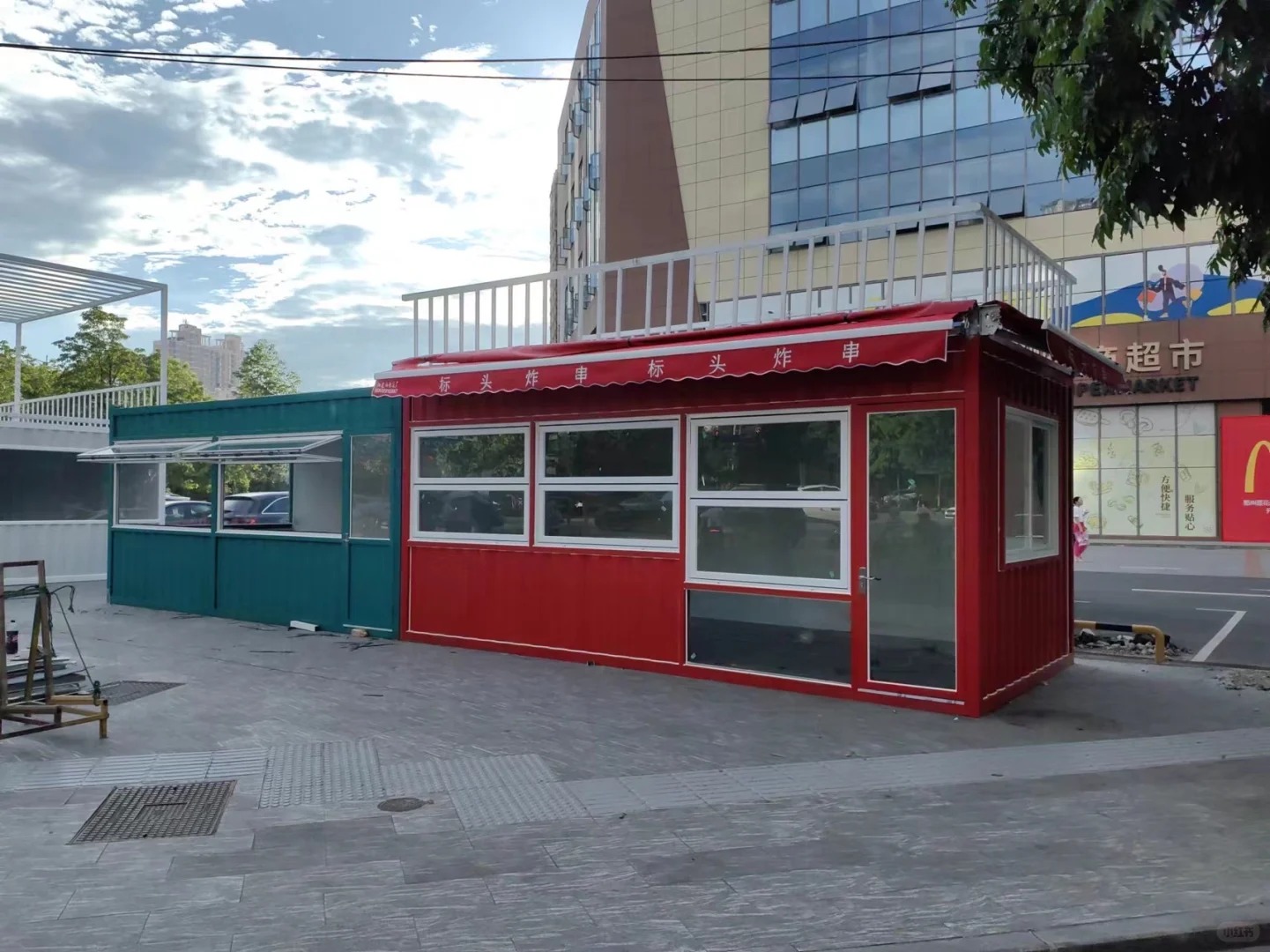 在集裝箱商鋪設計中,如何選擇材料來提升環(huán)境適應性